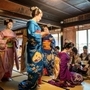 一力亭にて。まるで舞のような立ち居振る舞いでお茶とお菓子をお運び下さる舞妓さんたち