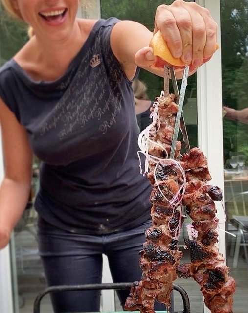 焼きあがったばかりの肉に、グレープフルーツの果汁を上からギュッと絞ってかける