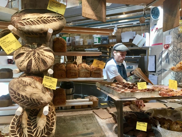 ストックホルムのベーカリー「SÉBASTIEN PÅ SÖDER」。芸術作品のような手挽き粉のパンが店頭に並んでいる