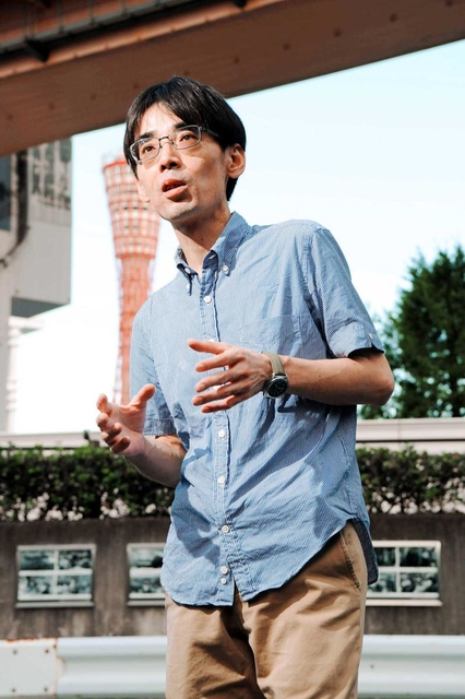 神戸大学文学部　原口剛准教授（地理学）＝神戸市中央区波止場町（撮影・後藤亮平）