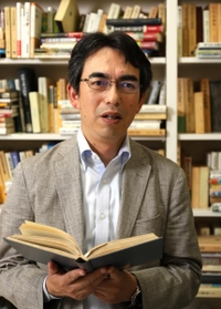 日本古代史を専門とする神戸大文学部の古市晃教授＝神戸市灘区六甲台町（撮影・吉田敦史）