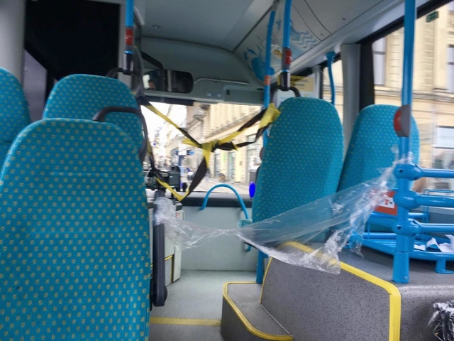 帰国直前に乗車したバスの車内。乗客が運転手に近づかないようにテープが貼られていた