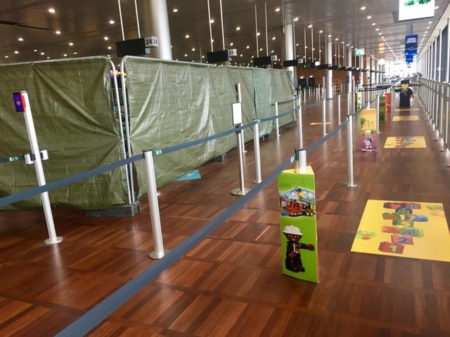 コペンハーゲン国際空港の手荷物検査場。レーンが大きくカバーで覆われており、人っ子一人いない