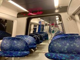 国境封鎖宣言下の電車内。ほぼ無人