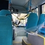 帰国直前に乗車したバスの車内。乗客が運転手に近づかないようにテープが貼られていた