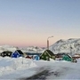 色とりどりのペンキで塗られたグリーンランドの家並み。白い雪に映えて愛らしい