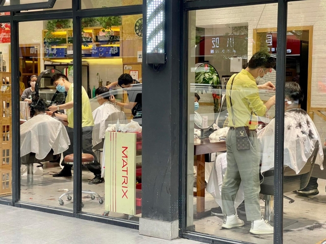 封鎖生活で伸びた髪の毛を切りに。理髪店は大盛況。