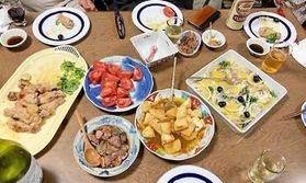 ある晩のまかない。レモンチキン、鶏肝のしょうゆ煮、いわしのマリネ（真喜子さん作）など