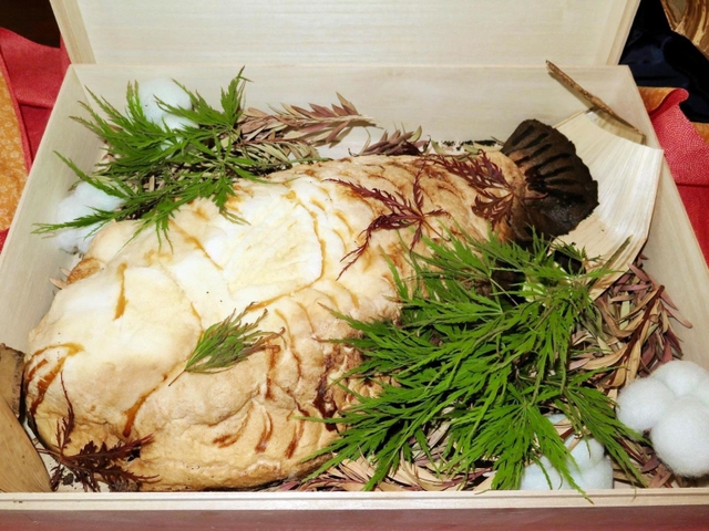 来日中は盛会を祈り、鯛の塩釜焼きを木づちで割る儀式も行った（明石市、真～季節のさかなとやさいと～の塩釜焼き）＝２０２３年５月（撮影・牧村英里子）