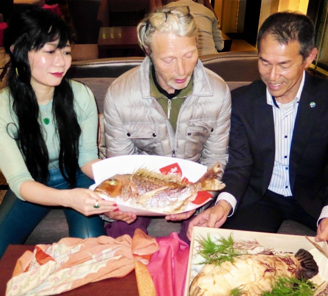 つる一（明石市）の焼鯛で「めで鯛！」＝２０２３年５月（写真提供・牧村英里子）