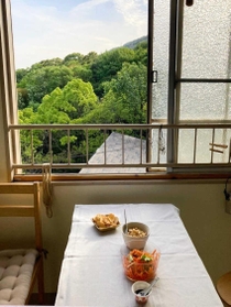 文子さん＆ファビオの窓からの眺めと、アペリティーボのつまみ（えびせんべい、浸し大豆、にんじんと甘夏と香菜のサラダ、ファビオの実家のバルサミコ）