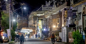 神戸駅の高架下は時代を感じさせる雰囲気を宿す。名もなきドラマが生まれては消えた＝神戸市中央区