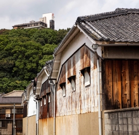 町中にはところどころに古い蔵やなまこ壁の土蔵が並び立つ＝たつの市龍野町日山
