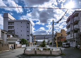 現在の久寿川（中央）は、地下水路になって高速道路と国道４３号（奥）を越える。今津公設市場は国道南側にあった＝今津水波町、今津久寿川町（撮影・三津山朋彦）