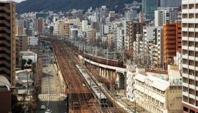 神戸市中央区割塚通１、２（中央）で合流し、ともに三宮方面に向けて延びる阪急とＪＲの高架線＝神戸市灘区から（撮影・三津山朋彦）