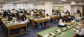平日の朝、金融機関の担当者が手形を持ち寄り、交換する。作業は集中して行われ、短時間で終わる＝神戸市中央区江戸町、神戸銀行協会（撮影・三津山朋彦）