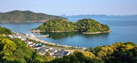 坂越のシンボル生島の眺め。手つかずの原生林は初夏のこの時期がもっとも美しいという＝赤穂市坂越（撮影・三津山朋彦）