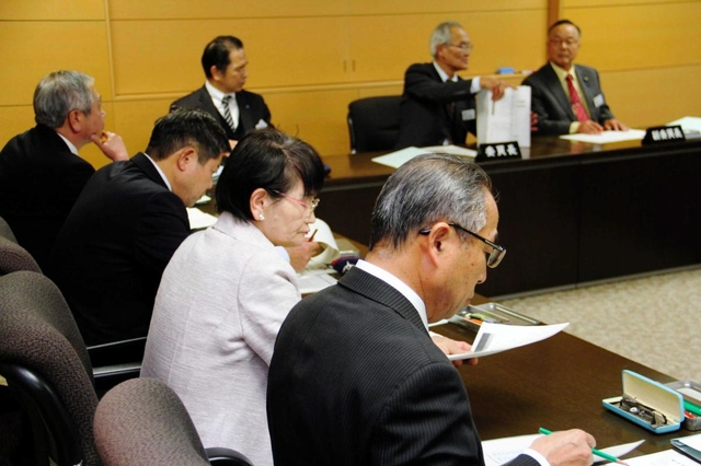 議員のなり手不足を解消しようと、議会活動の活性化に向け議論する香美町議ら＝２０１９年１２月、香美町役場本庁舎
