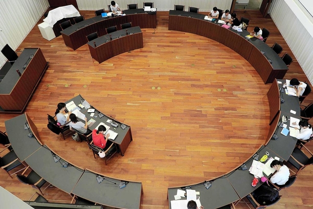 太子町議会の議場で自習する生徒ら。「神聖な場所」から脱却できるか＝２０１８年７月、兵庫県太子町鵤