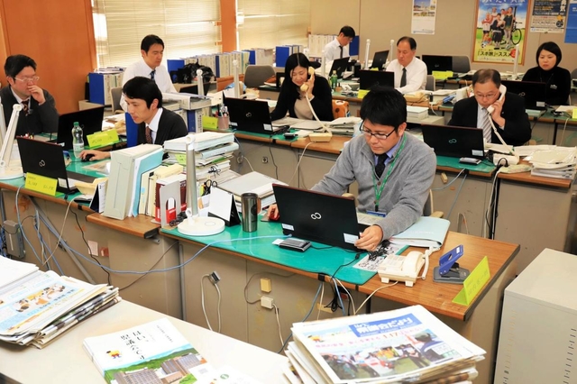 議員を法制面で支える法務担当職員３人を抱える兵庫県議会事務局調査課＝神戸市中央区下山手通５（撮影・斎藤雅志）