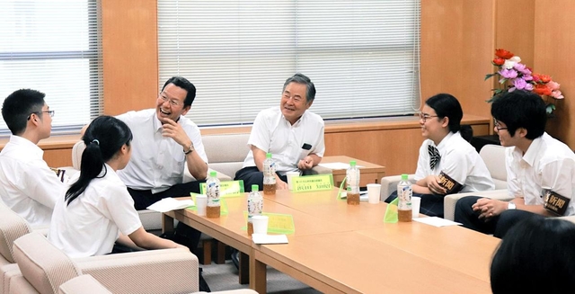 若者の意見を議会活動に生かそうと、高校生と対話する兵庫県議会の正副議長＝２０１９年８月、兵庫県議会