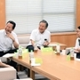 若者の意見を議会活動に生かそうと、高校生と対話する兵庫県議会の正副議長＝２０１９年８月、兵庫県議会