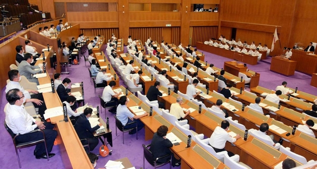 新型コロナの感染防止のため、本会議で隣の席を空けて座る議員＝６月１２日、兵庫県議会