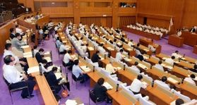 新型コロナの感染防止のため、本会議で隣の席を空けて座る議員＝６月１２日、兵庫県議会