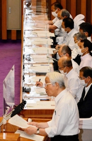 本会議場前方の演台や当局側の座席には透明のアクリル板が設置された＝６月１２日、兵庫県議会