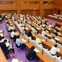 新型コロナの感染防止のため、本会議で隣の席を空けて座る議員＝６月１２日、兵庫県議会