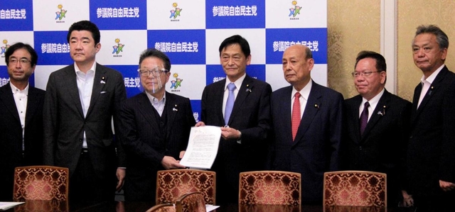 自民党の世耕弘成参院幹事長（左から３人目）に地方議会の意見書活用を求める要望書を手渡す同党参院議員の有志＝７月２１日、東京都千代田区