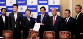 自民党の世耕弘成参院幹事長（左から３人目）に地方議会の意見書活用を求める要望書を手渡す同党参院議員の有志＝７月２１日、東京都千代田区