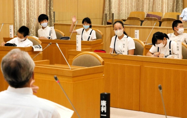 佐用町議会の議場を見学で訪れ、議員に質問する地元小学生。「地域に開かれた議会」に向け取り組みは続く＝８月２８日、兵庫県佐用町佐用（撮影・勝浦美香）