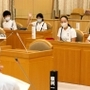 佐用町議会の議場を見学で訪れ、議員に質問する地元小学生。「地域に開かれた議会」に向け取り組みは続く＝８月２８日、兵庫県佐用町佐用（撮影・勝浦美香）