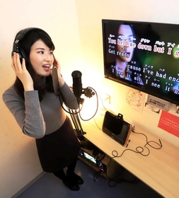 「一人カラオケ」を楽しむ田中愛理さん。気兼ねすることなく、自分の音楽を楽しむ＝尼崎市のカラオケ店「ソロ」（撮影・大森　武）