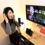 「一人カラオケ」を楽しむ田中愛理さん。気兼ねすることなく、自分の音楽を楽しむ＝尼崎市のカラオケ店「ソロ」（撮影・大森　武）
