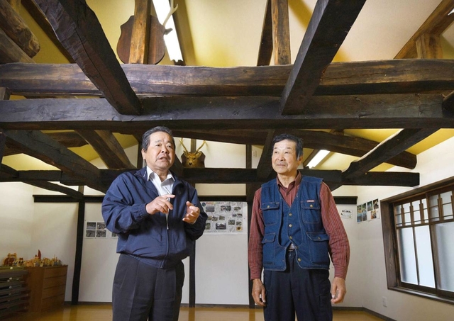 築１００年の古民家を改修し、集落活性化に取り組む徳網武男さん（右）と徳網登さん＝豊岡市出石町奥山（撮影・中西大二）