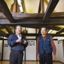 築１００年の古民家を改修し、集落活性化に取り組む徳網武男さん（右）と徳網登さん＝豊岡市出石町奥山（撮影・中西大二）