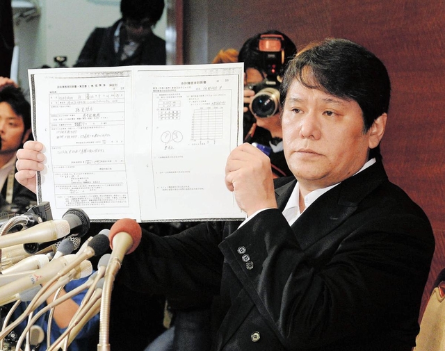 作曲者偽装問題で会見する佐村河内守氏。それまでとは別人のような姿も話題に＝１４年３月、東京都内