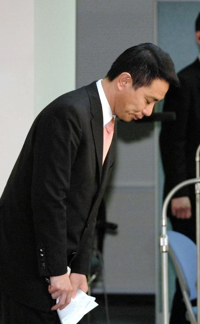 偽メール問題を巡る会見で頭を下げる民主党の前原誠司代表＝０６年２月、東京・永田町