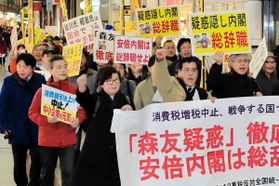 森友学園問題では公文書の改ざんも発覚し、内閣総辞職を訴えるデモが行われた＝１８年３月、神戸市中央区