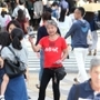 「一緒に偽装をなくしましょう」とチラシを配る水谷洋一さん＝５月２６日、神戸市中央区（撮影・辰巳直之）