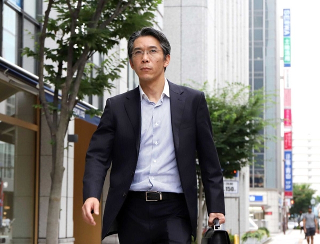 生まれ育った神戸に戻って営業マンを続ける元山一証券社員の大神勇二さん＝神戸市中央区三宮町１（撮影・吉田敦史）