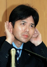 政務活動費の不適切な支出を報じられ、会見する野々村竜太郎・元兵庫県議＝兵庫県庁