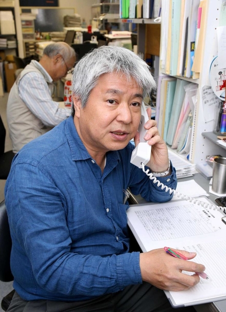 ＮＰＯ法人「ひょうご働く人の相談室」を結成し、電話相談に応じる市原直尚さん＝神戸市中央区古湊通１（撮影・辰巳直之）