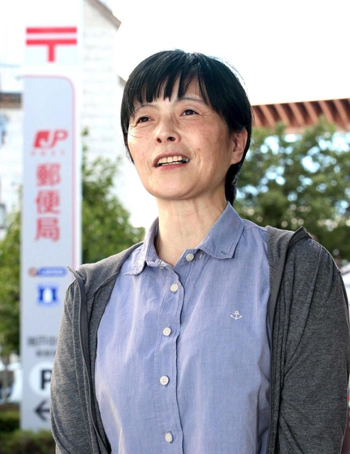 郵便局で非正規職員として働く高橋真由美さん＝神戸市内（撮影・辰巳直之）