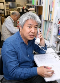 ＮＰＯ法人「ひょうご働く人の相談室」を結成し、電話相談に応じる市原直尚さん＝神戸市中央区古湊通１（撮影・辰巳直之）
