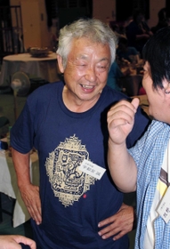 訪ねてきた卒業生に笑顔で接する宇都宮誠さん＝朝来市生野町栃原