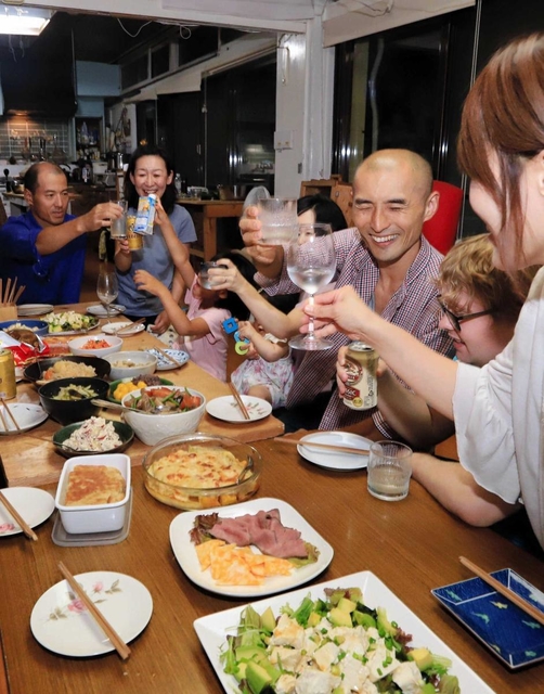 持ち寄った料理で食卓を囲むシェアハウス「和楽居　オーガニック」の入居者ら＝神戸市垂水区（撮影・斎藤雅志）