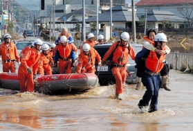 台風２３号で街中が浸水し、ボートなどで避難する住民＝２００４年１０月２２日、豊岡市内